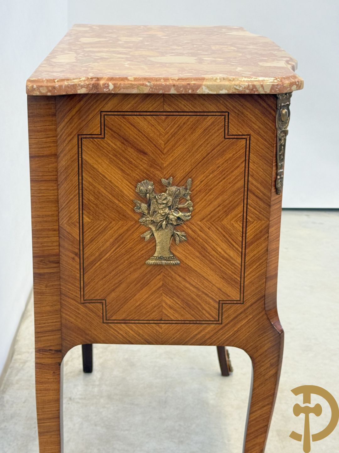 Notelaren tweeladencommode met marquetterie en bronsbeslag en marmeren blad