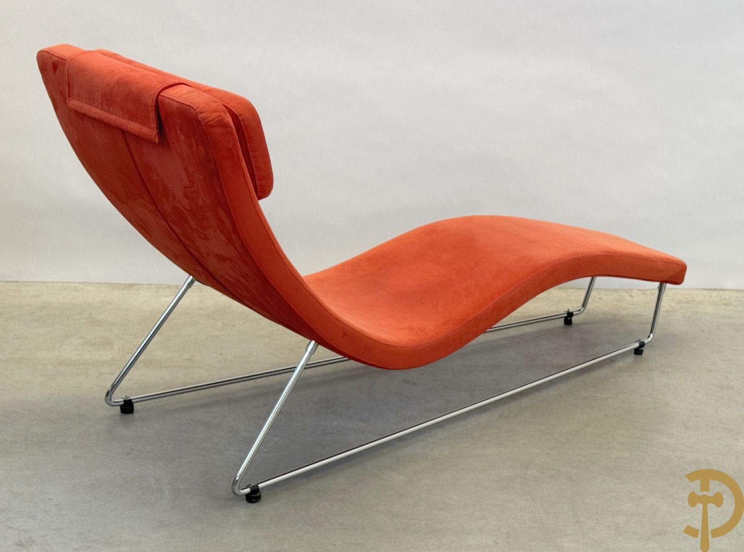 Design ligzetel in rode stof op chromé onderstel, Jongform