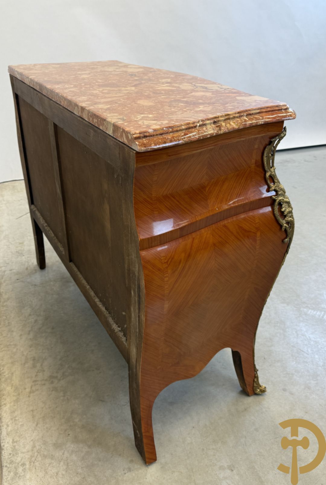 Gegalbeerde notelaren vierladencommode bezet met bronsbeslag en marmeren blad