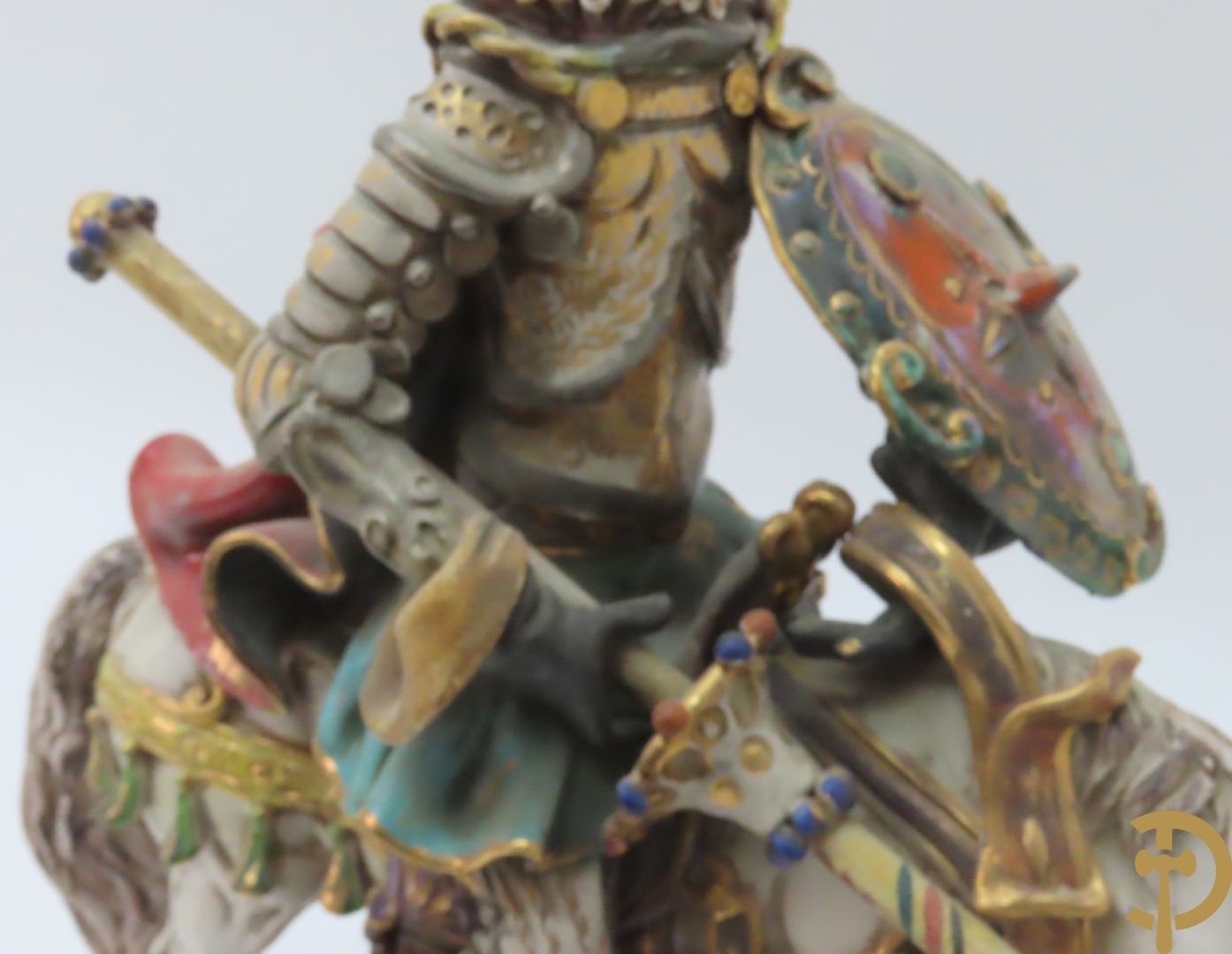 Beeld van Don Quichotte iop zijn paard n Italiaanse meerkleurige faience, Marioni P. gemerkt onderaan