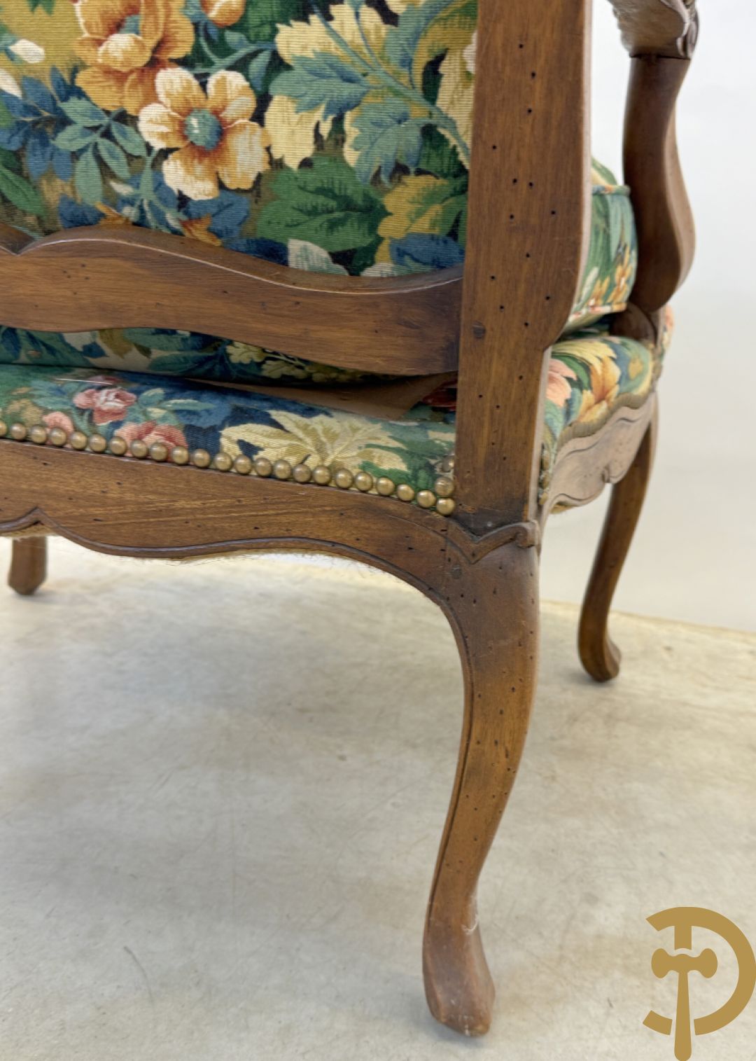 Vier notelaren armzetels bekleed met bloemenstof, met gezwaaide armleuningen op voluutvormige poten + bijhorend voetbankje