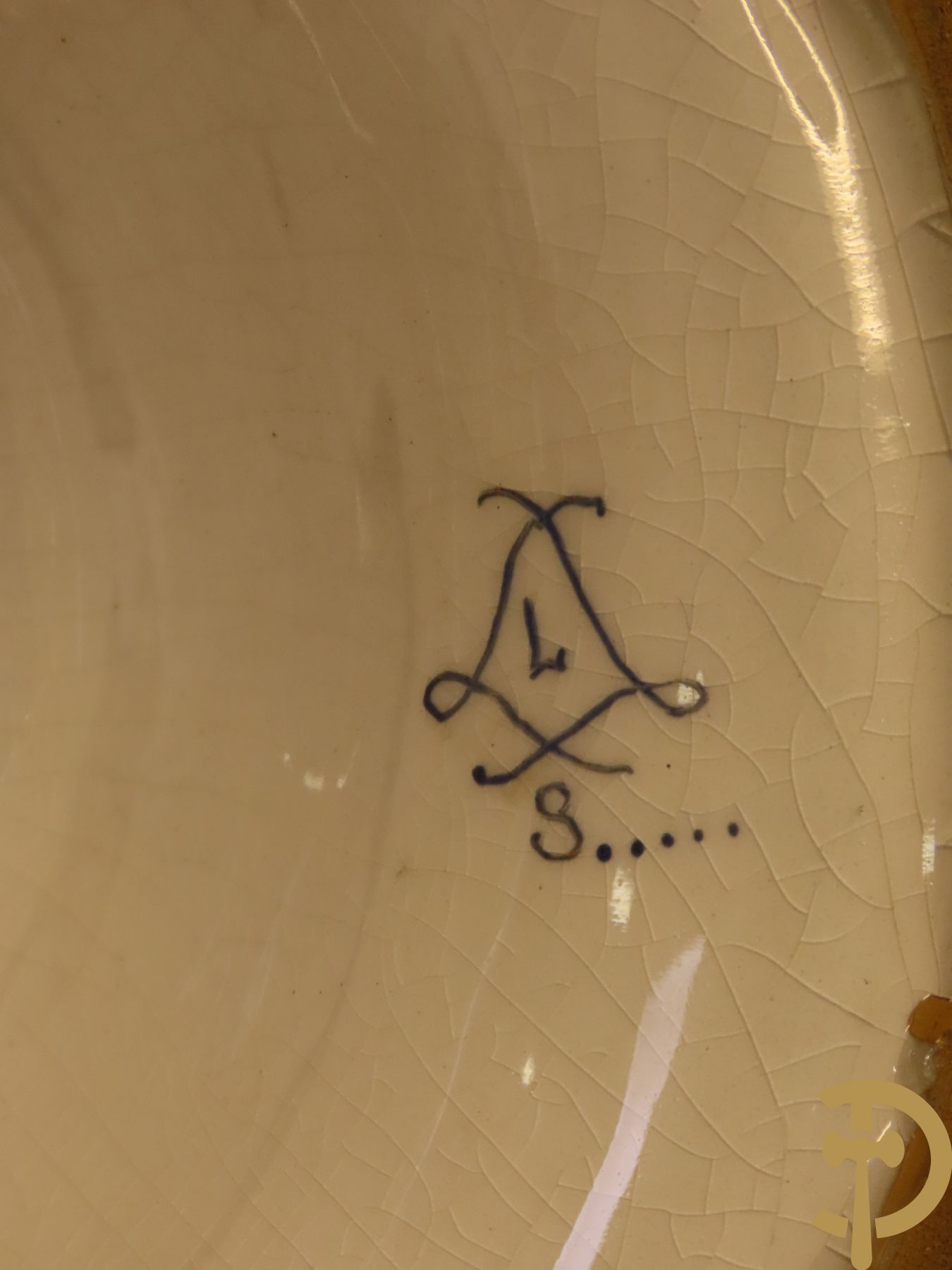 Grote porseleinen Sèvres vaas met dubbel decor van cavalerie, slagveldtaferelen en zicht op kasteel, DESPREZ H. getekend in het decor - bovenaan met verguld decor en zijdelings met bronzen oren en accanthusranken - deksel met Sèvres merkteken - op vierkante bronzen sokkel met klauwepoten