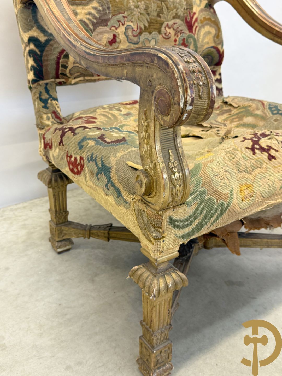 Vier vergulde Louis XIV kasteelarmzetels met geanimeerde scènes in petit points, 19e