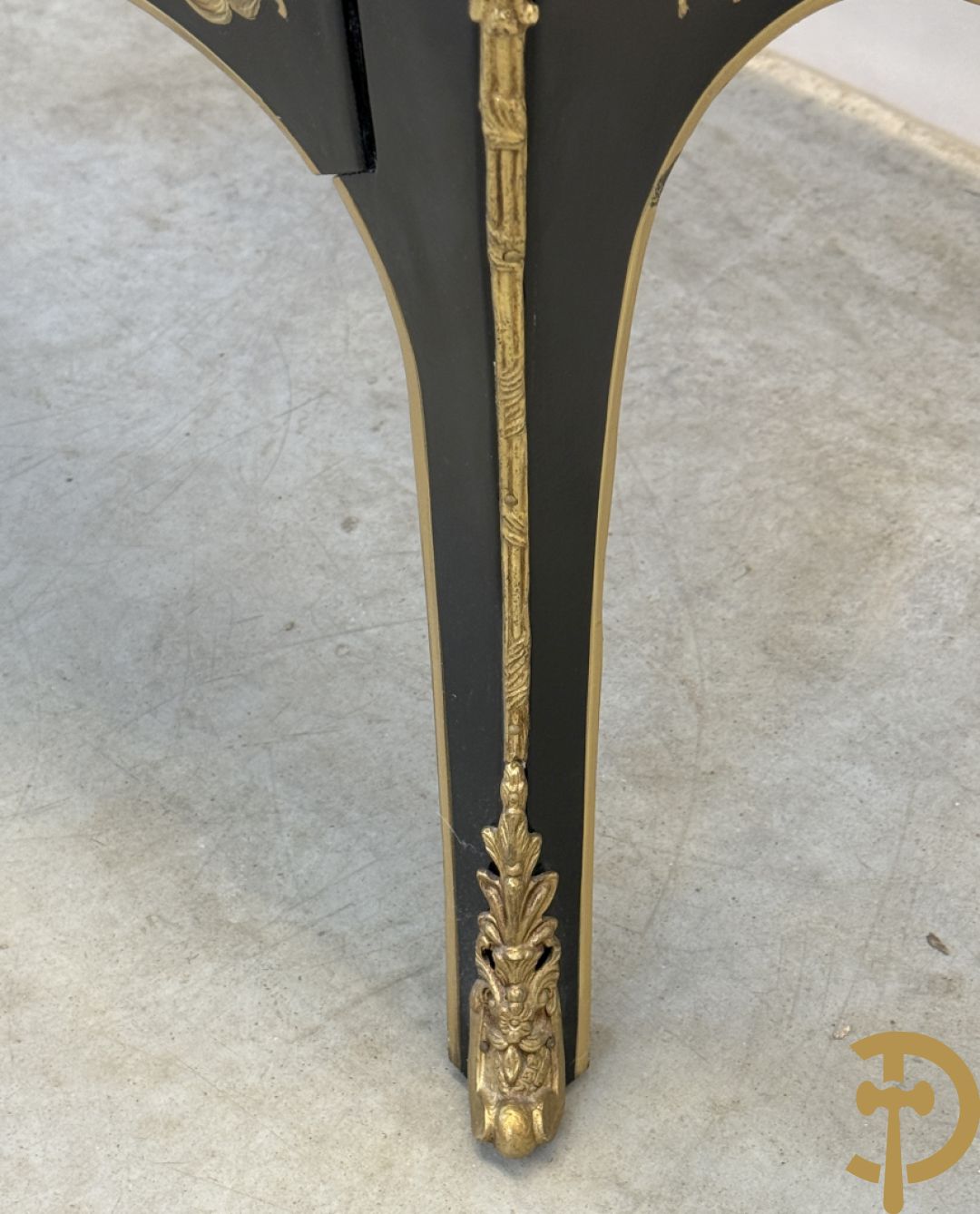 Zwartgelakte gebuikte tweeladencommode met Chinoiserie decor en marmeren blad