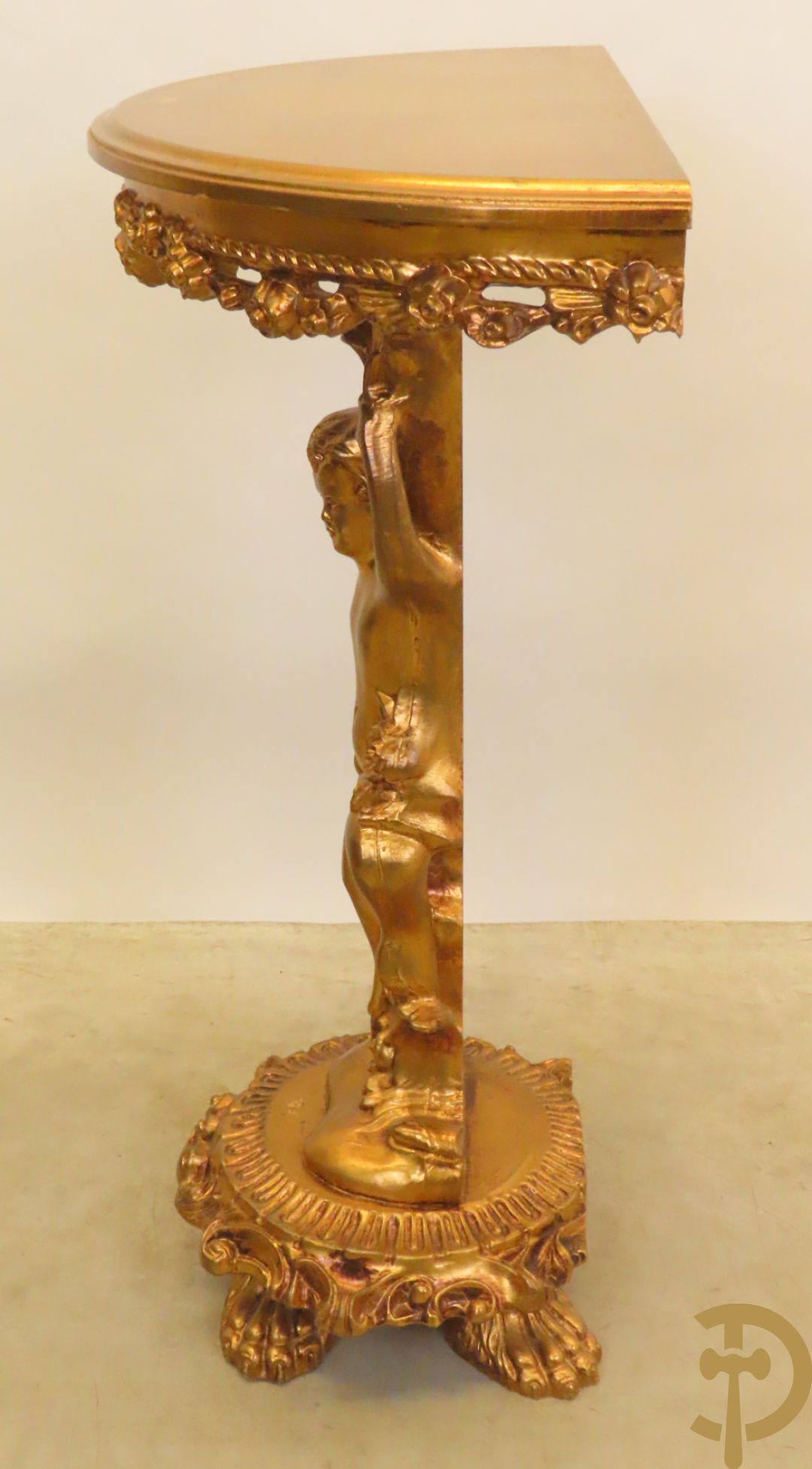 Vergulde halve maanvormige console gedragen door cupido op klauwepoten