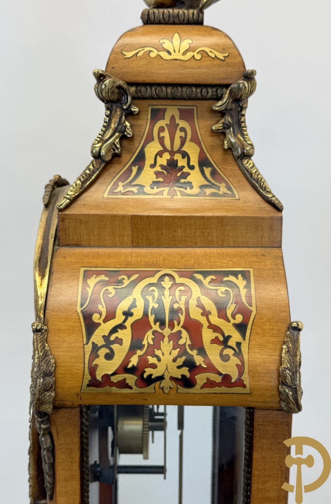 Italiaanse notelaren kartel met marqueterie en bronsbeslag, bovenaan bekroond met cupido - met bihhorende gemarqueteerde console met inleg van koper en schildpadimitatie, decor van amfoor en bronzen medusahoofd