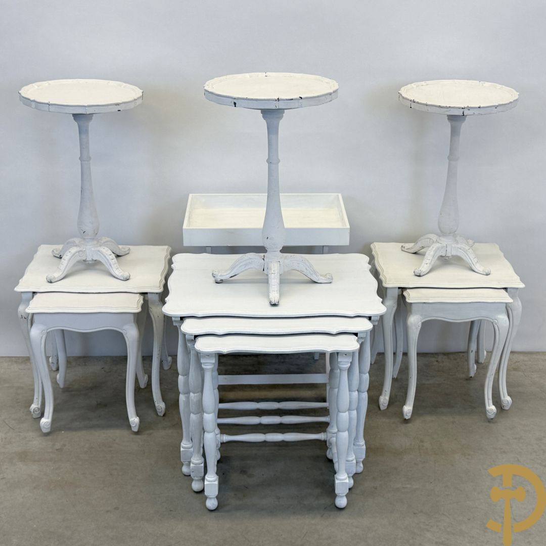 Drie ronde witgelakte bijzettafels op vierpikkel + 3 sets wit gelakte  inschuifbare cigognetafels + witgelakte butlertray