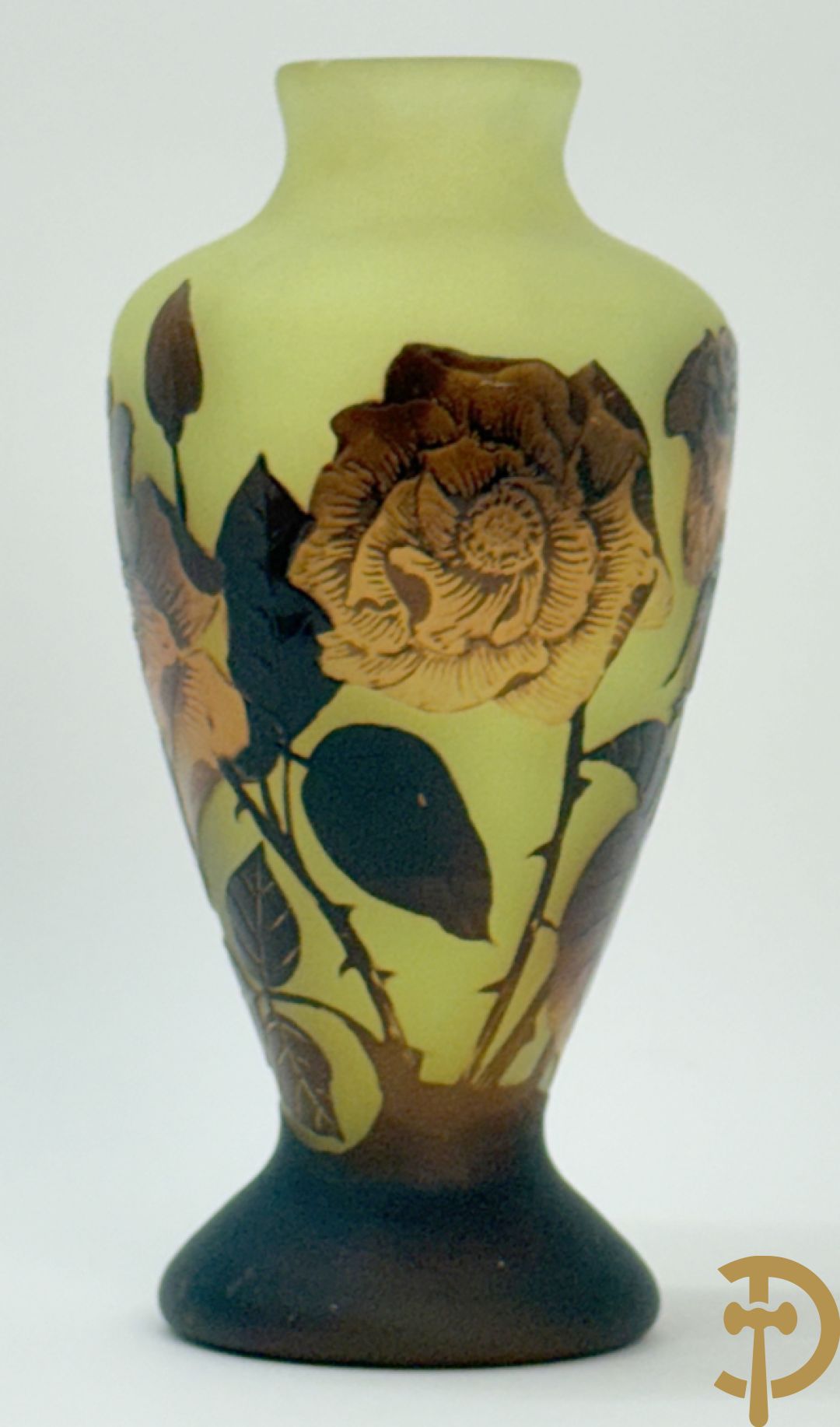 Vaas in glaspasta met gestyleerd bloemendecor, gemerkt Tudor