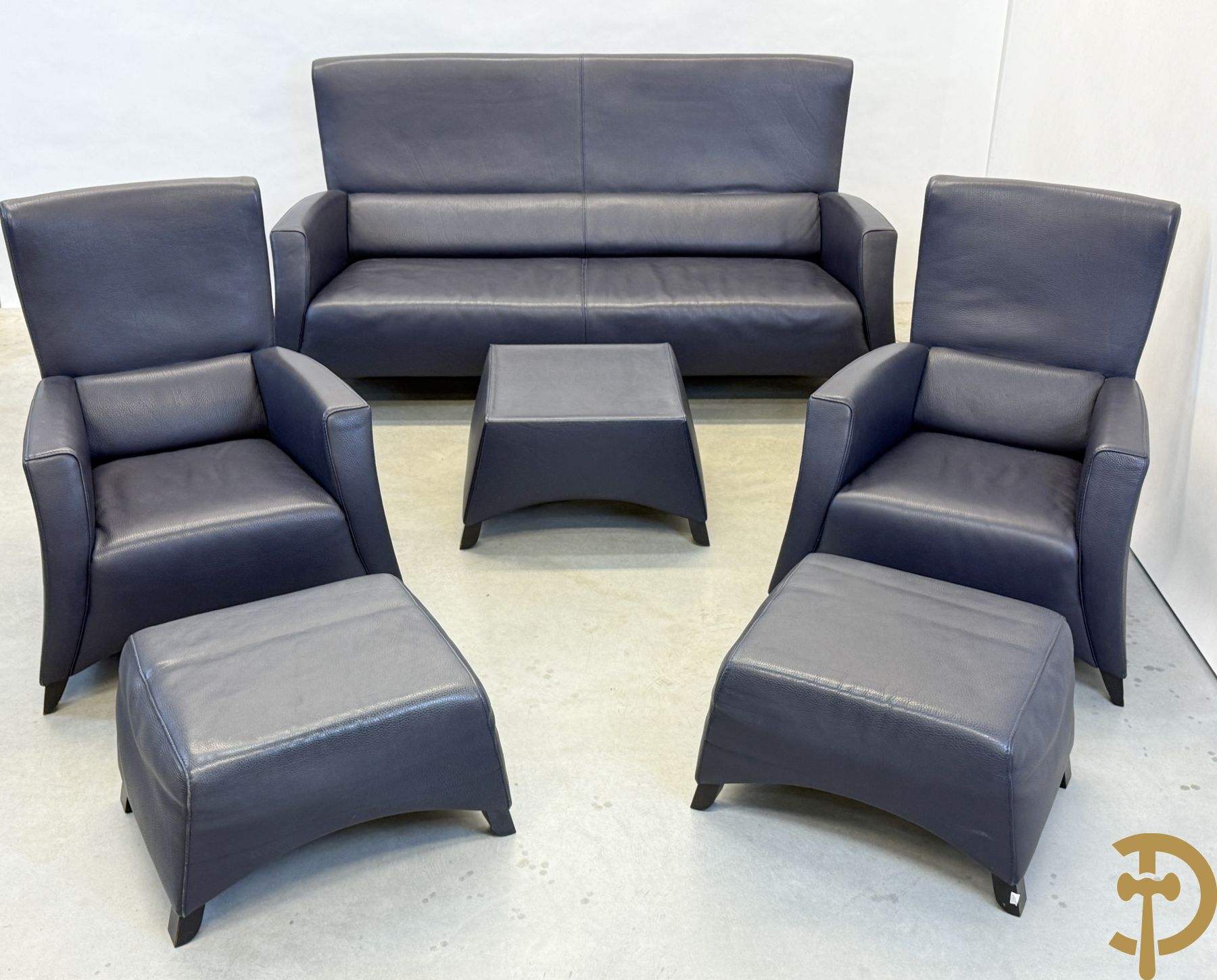 Blauw lederen salonensemble Durlet bestaande uit driezit, 2 fauteuils, 2 voetbankjes en bijzettafeltje met leder overtrokken