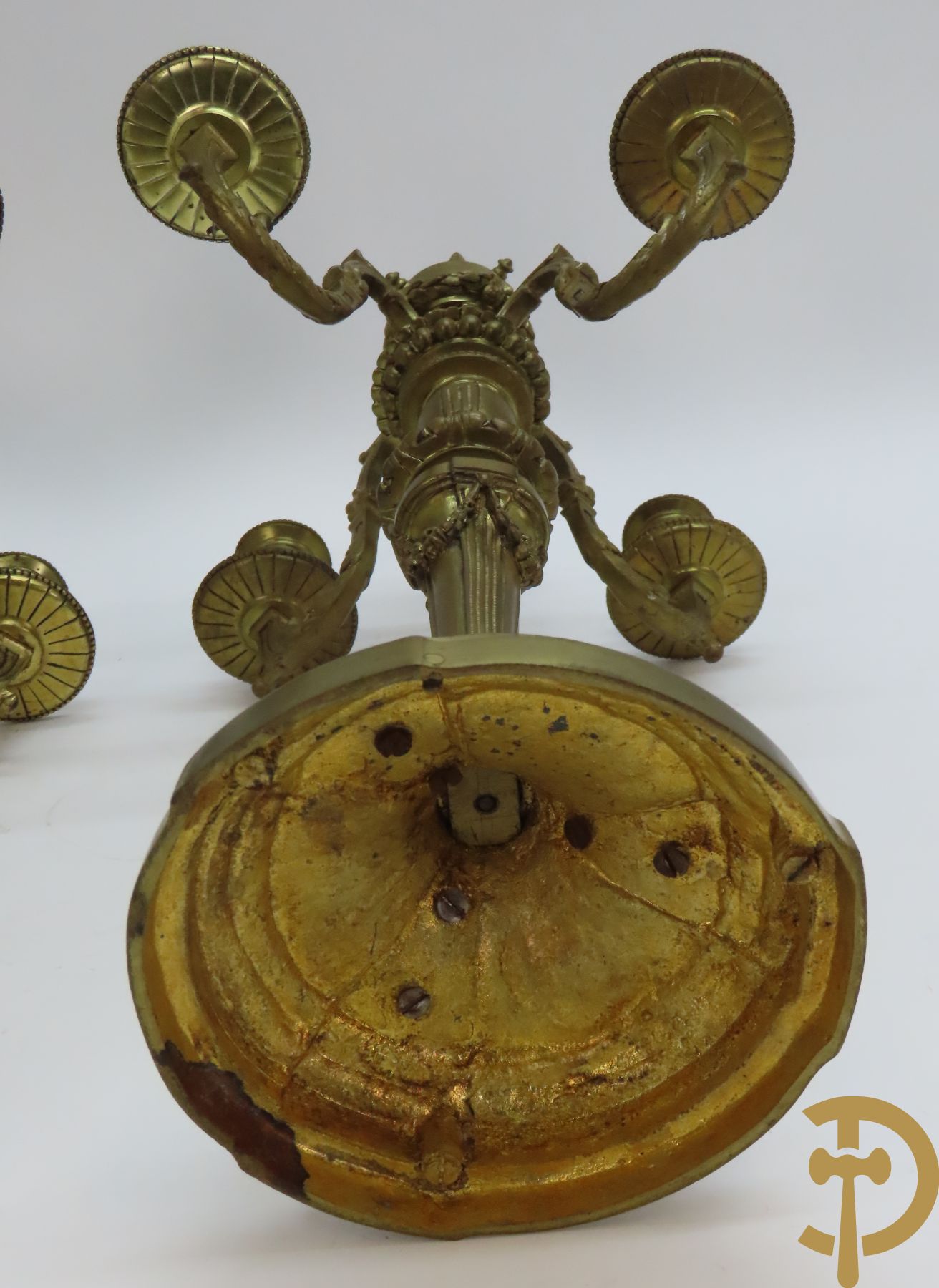 Paar bronzen Louis XVI vierarmige kandelaars bezet met toorts bovenaan