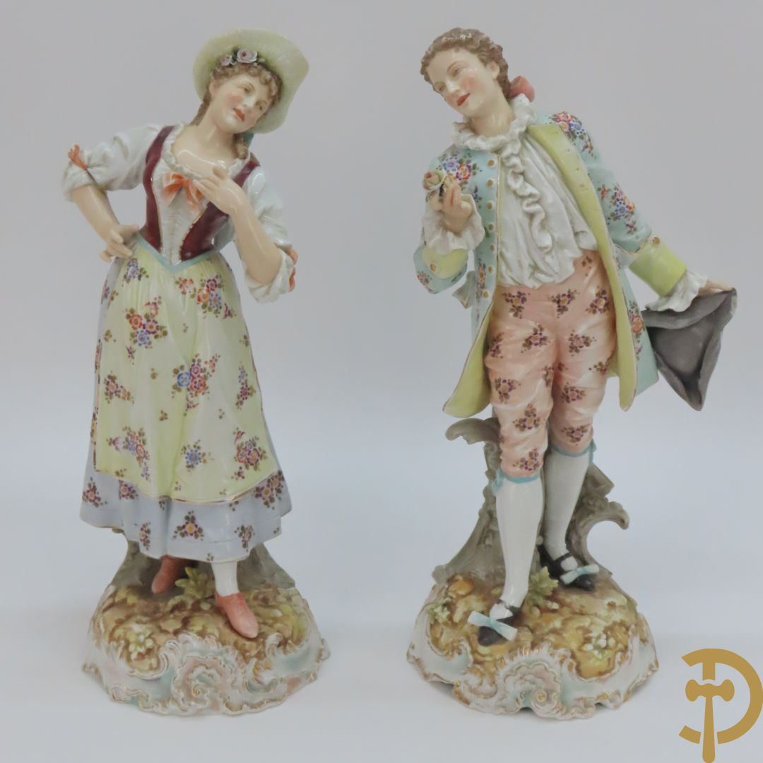 Paar meerkleurige porseleinen beelden van romantisch koppel , onderaan gemerkt