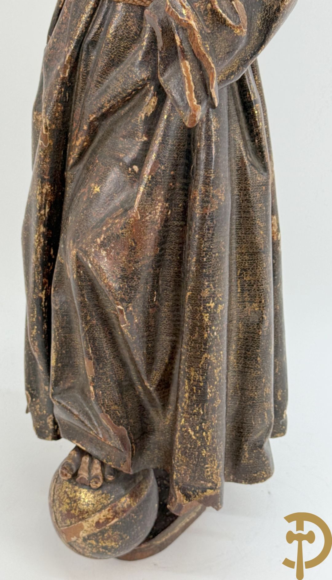 Gepolychromeerde houtsculptuur van Sint Antonius steunend met linkervoet op wereldbol