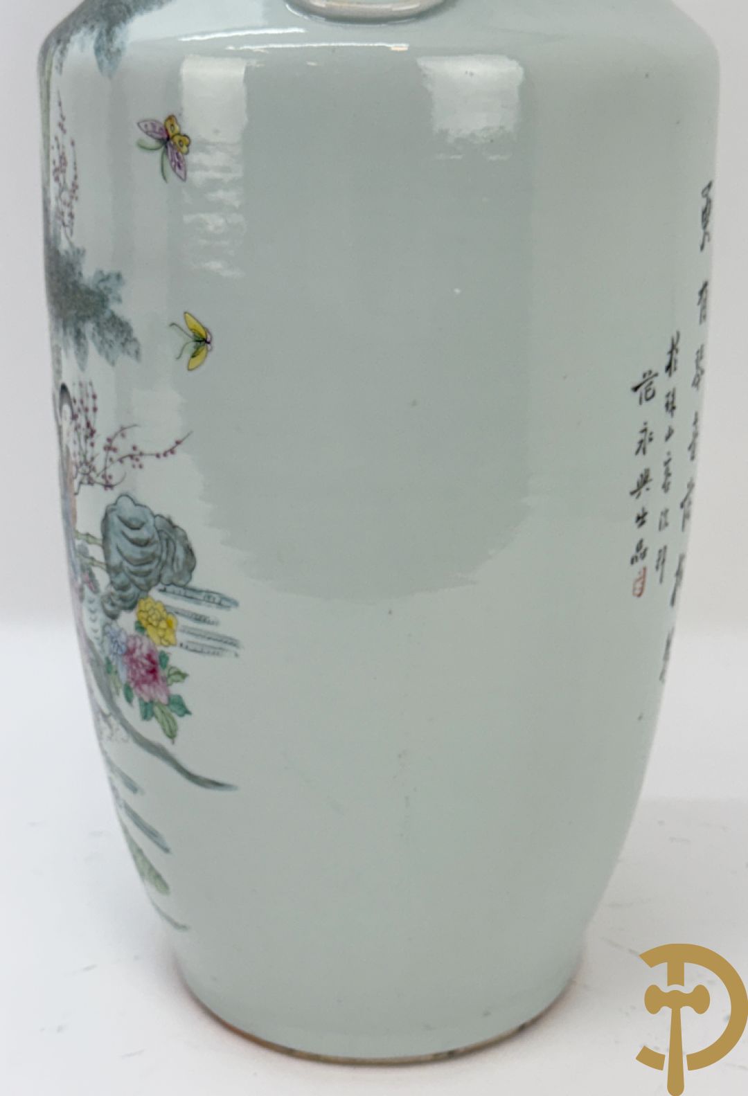 Paar Chinese porseleinen vazen met decor van dames in landschap