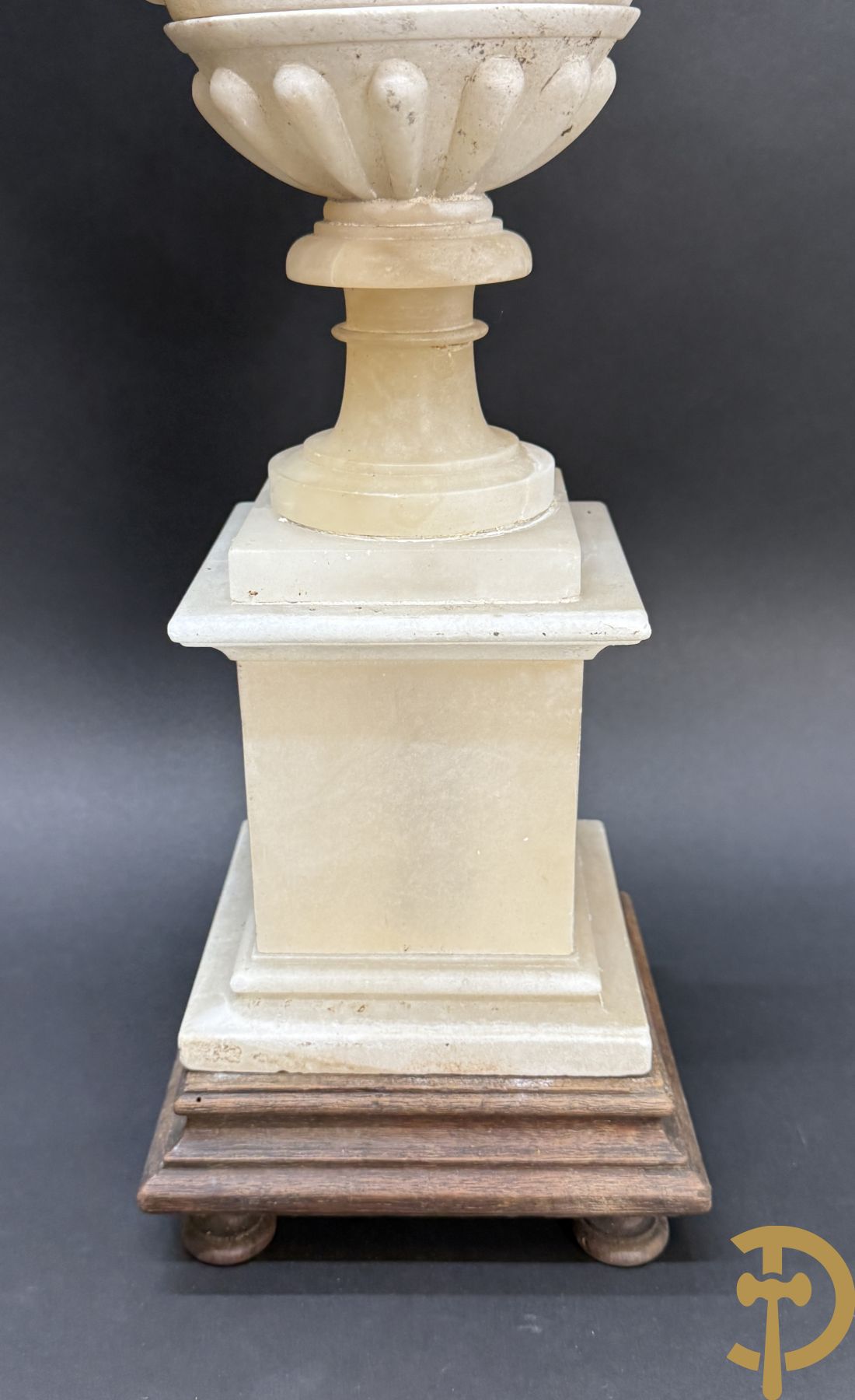 Paar handgesculpteerde albasten vazen met bloemen- en accanthusranken