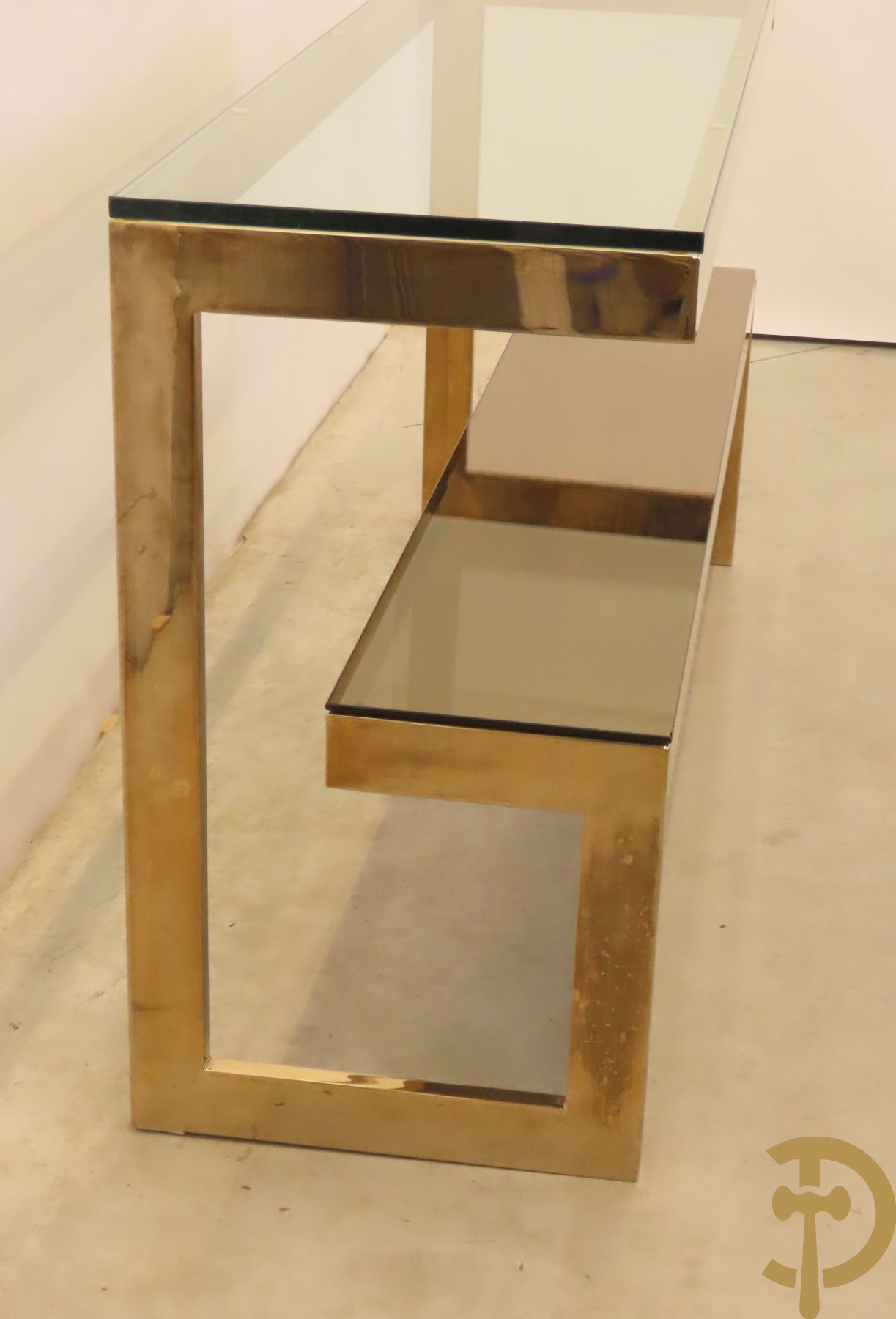 Koperen Belgochrome side table, G form, met fumé glazen blad onderaan (hoekje uit) en glazen tablet bovenaan