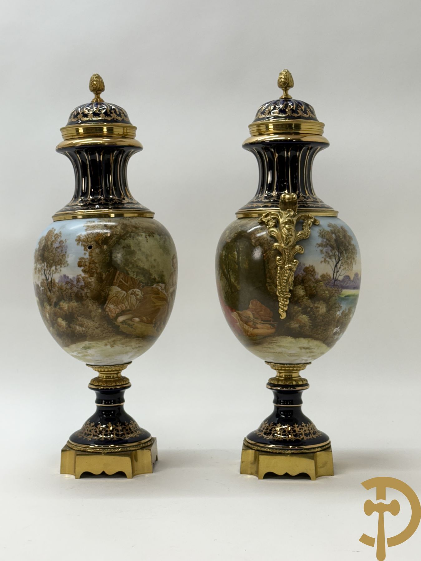Paar Sèvres stijl vazen met bedrukt geanimeerd decor, naar Boucher