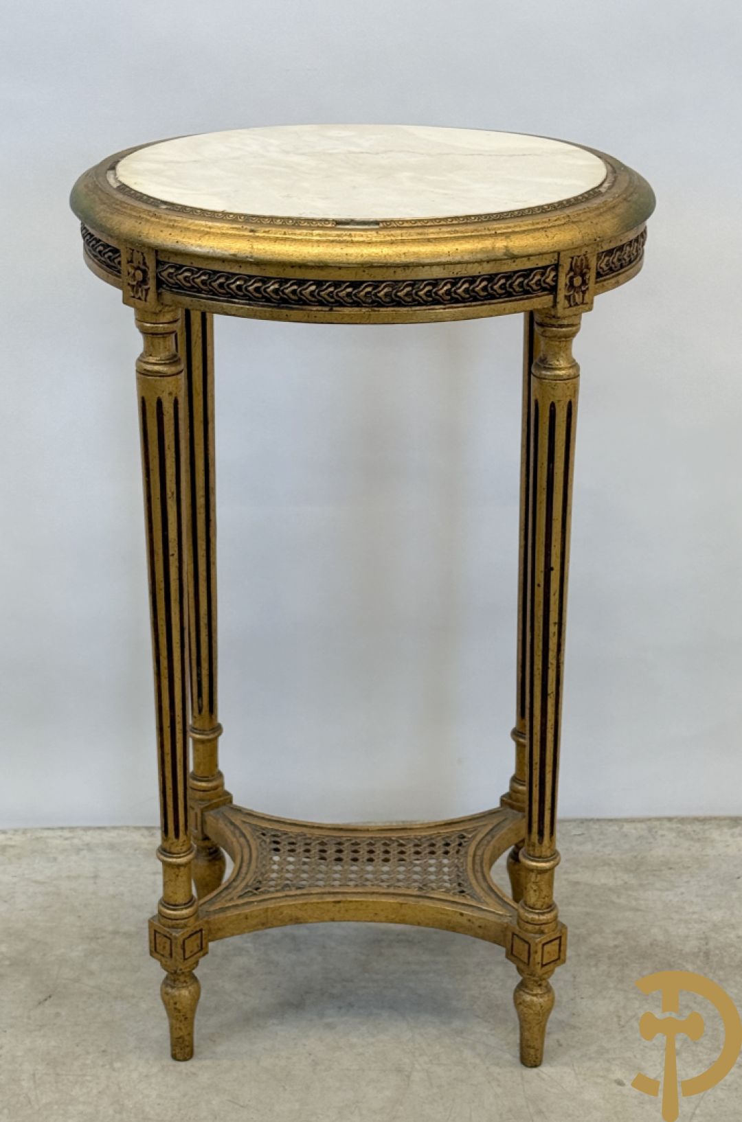 Vergulde Louis XVI bijzettafel met wit marmeren blad op gecanneleerde poten