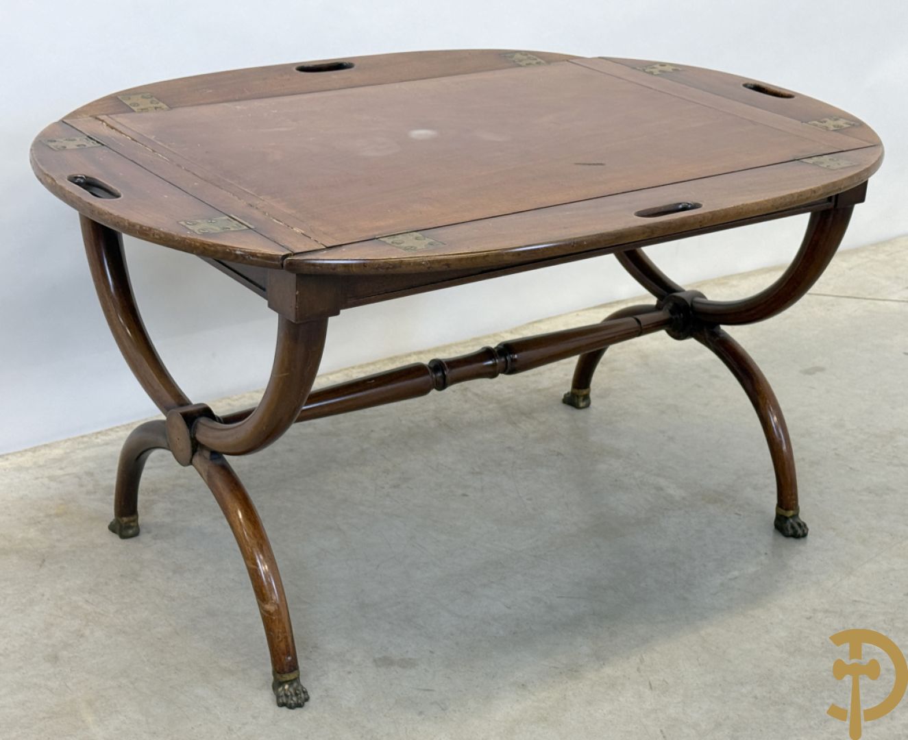 Engelse notelaren servingtable op vast onderstel