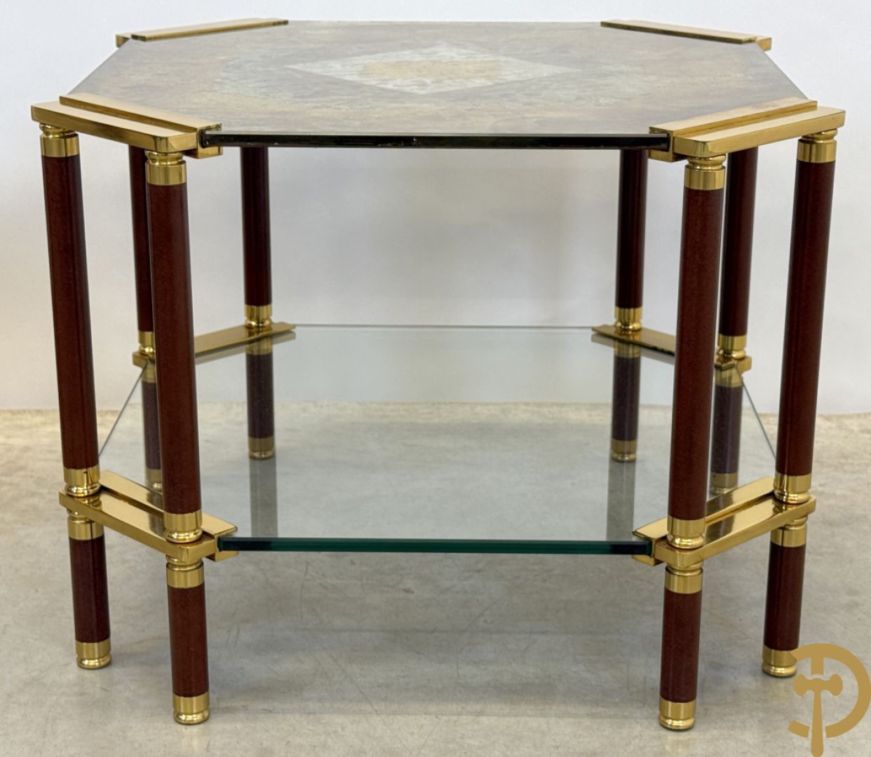 Vintage salontafel met geslepen glazen blad met bladgoud bewerkt op koperen voeten, Meersman Lucas getekend + 2 sidetables met geslepen glazen blad met bladgoud bewerkt op koperen voet, Meersman Lucas getekend + bijhorende lampadaire