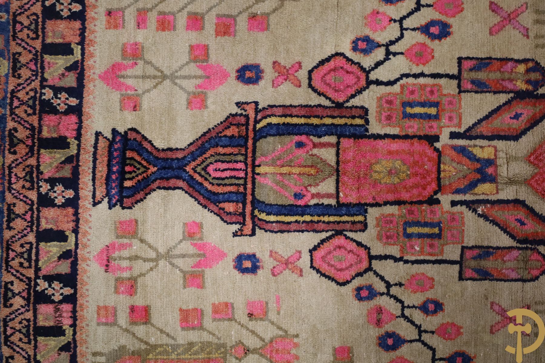 Drie oosterse handgeknoopte tapijten