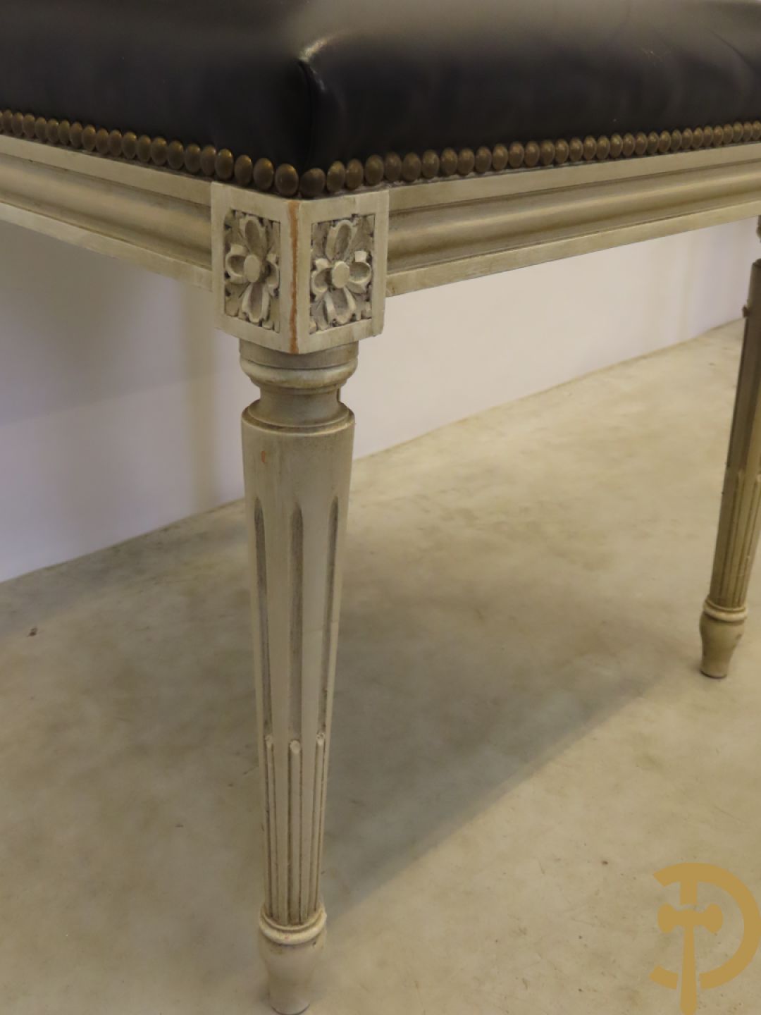 Notelaren eetkamer Louis XVI stijl bestaande uit vijfdeursdressoir met bloemenmarquetterie, bronsbeslag en wit marmeren blad, ovale uittrekbare tafel, 6 stoelen met leder bekleed en gegalbeerde vitrine met geslepen ruitjes