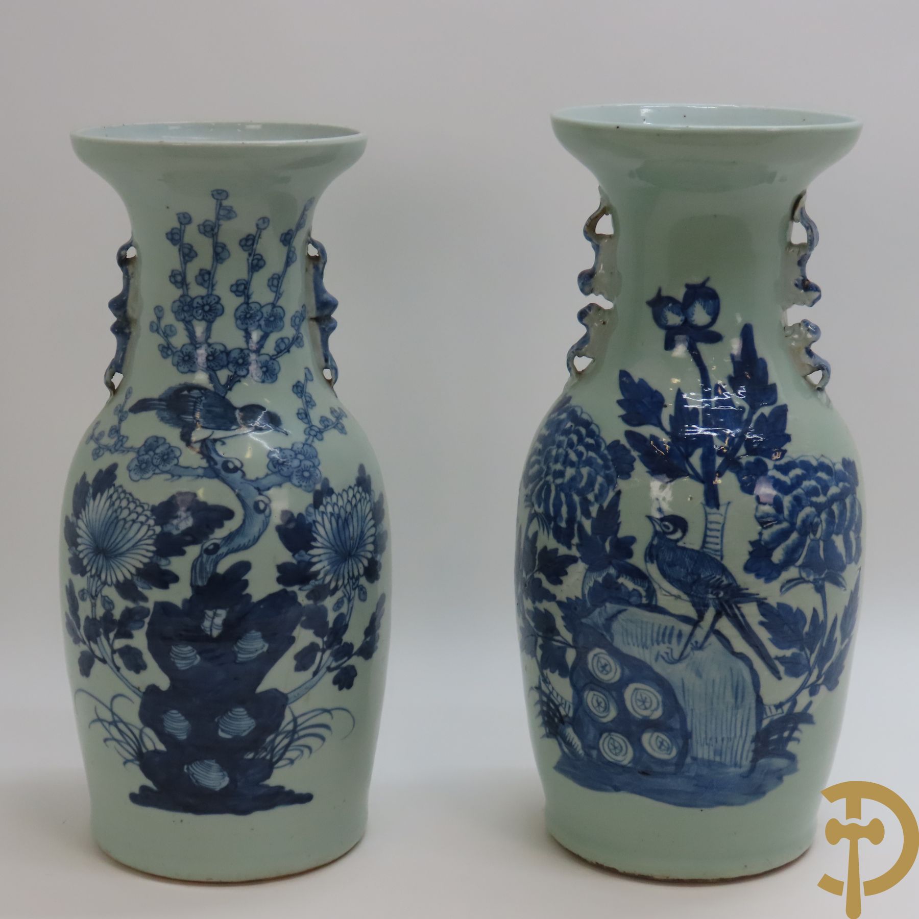 Twee Chinese porseleinen celadon vazen met bloemen- en vogeldecor