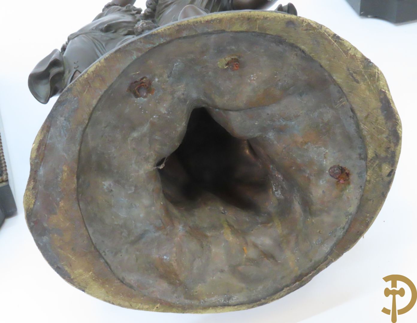 CLODION getekend - Paar elegante bronzen dames met tambour en fruit, geflankeerde door jonge faune, op marmeren klokstel - opgebouwd als garnituur met 2 kandelaars met bronzen kindjes dragende een toorts met bloemen en kaarsen