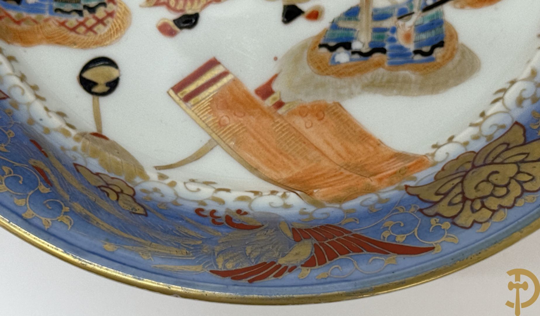 Paar Japanse meerkleurige porseleinen schalen met krijgerdecor op voet