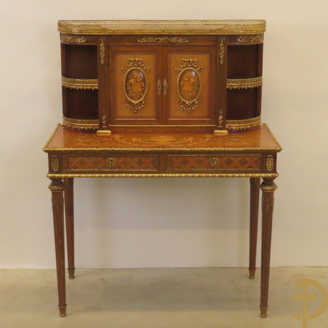 Notelaren tweedelig  kabinet met 2 lades en 2 deuren op hoge poten, gemarketteerd en bezet met bronsbeslag