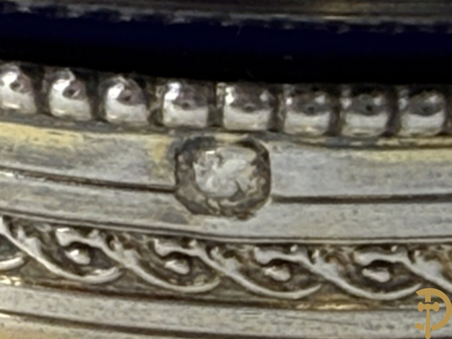 Paar Franse blauwe porseleinen vaasjes met massief zilveren hals en voet, Risler & Carre Paris gemerkt en gesigneerd R & C in ruitvorm