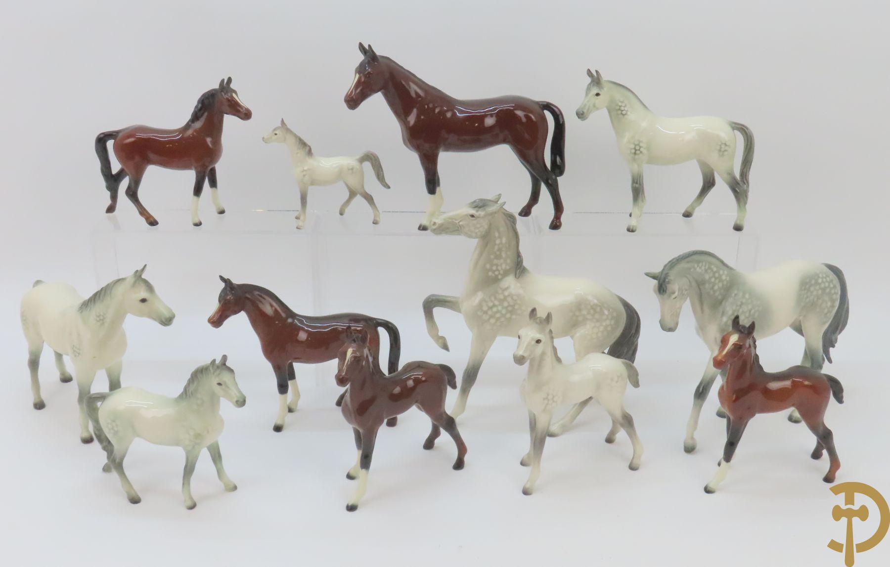 Twaalf porseleinen paarden, onderaan getekend Goebel West Germany
