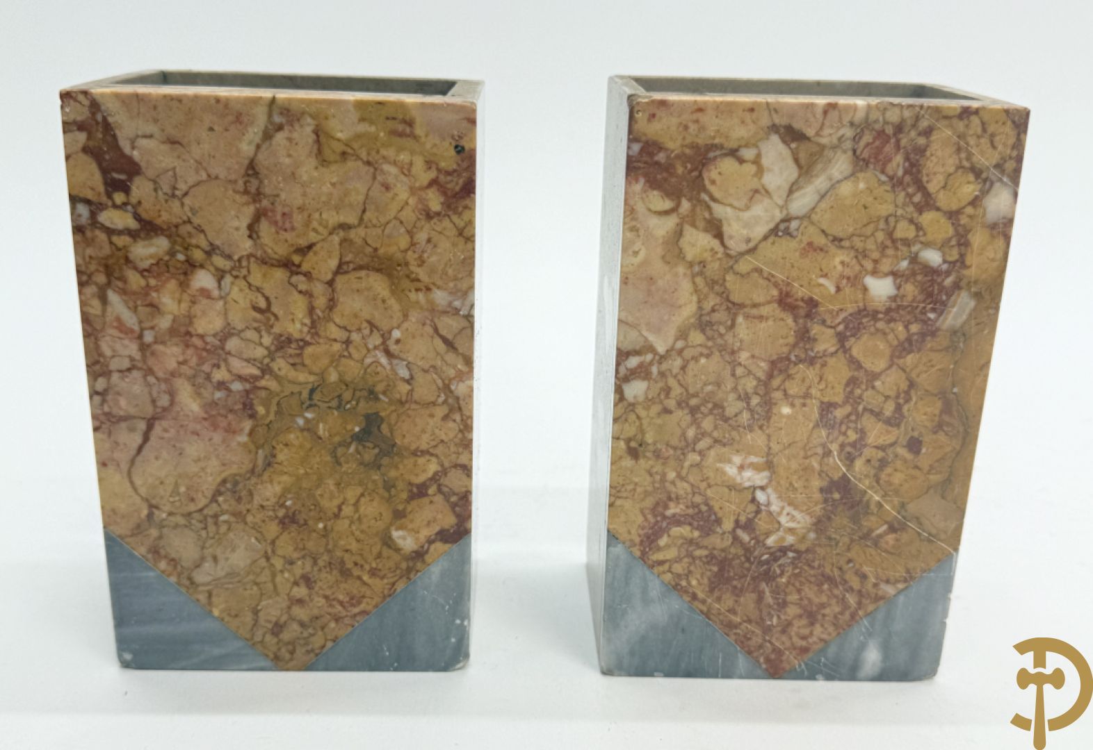 Driedelige marmeren Art deco garnituur, bovenaan bekroond met meisje met bal in zamak - geflankeerd door paar marmeren zijstukken