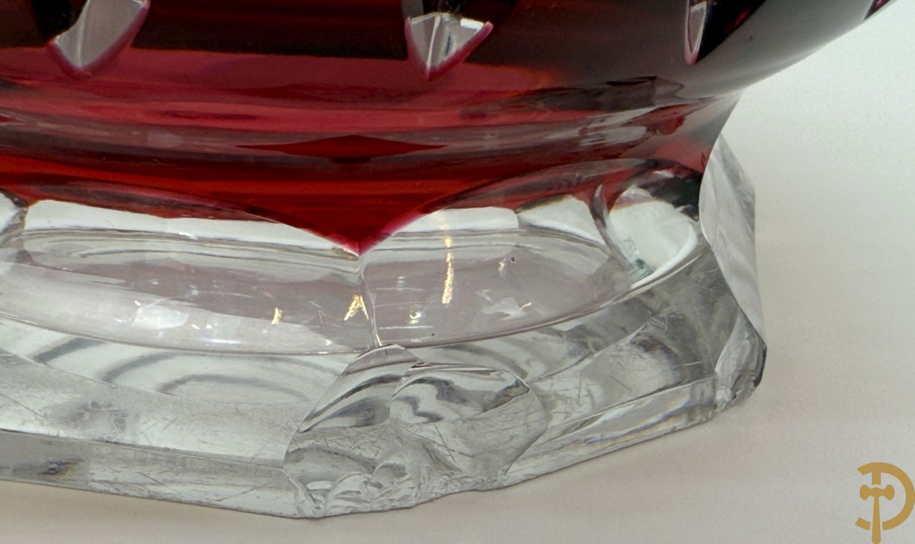 Gekleurde bolvormige kristallen handgeslepen Val-Saint-Lambert vaas, gemerkt 1197 + groene krsitallen Val-Saint-Lambert vaas + rode geslepen Val-Saint-Lambert vaas