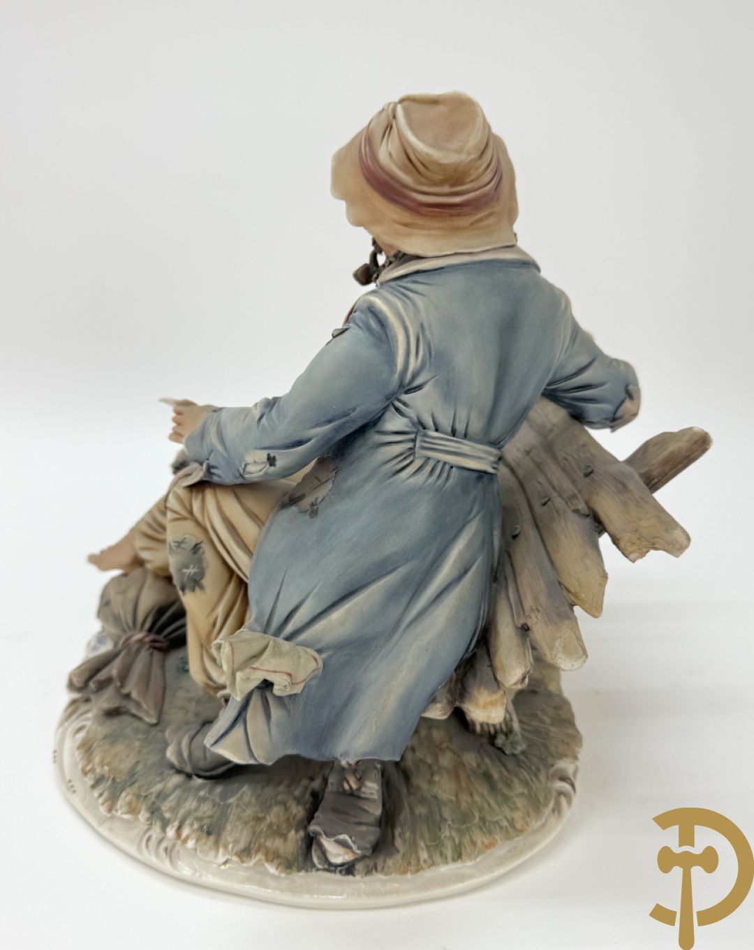 Zes porseleinen groepen Capo di Monte : Paarden met koets, oude man op bank, dame met kinderen, cupido