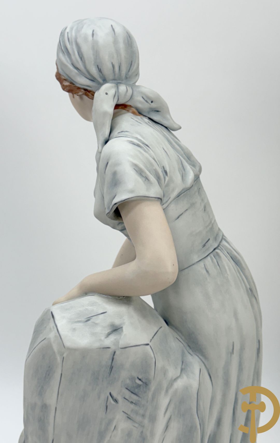 Paar Royal Dux beelden van koppel bij de waterbron, nummers 10563 en 10564