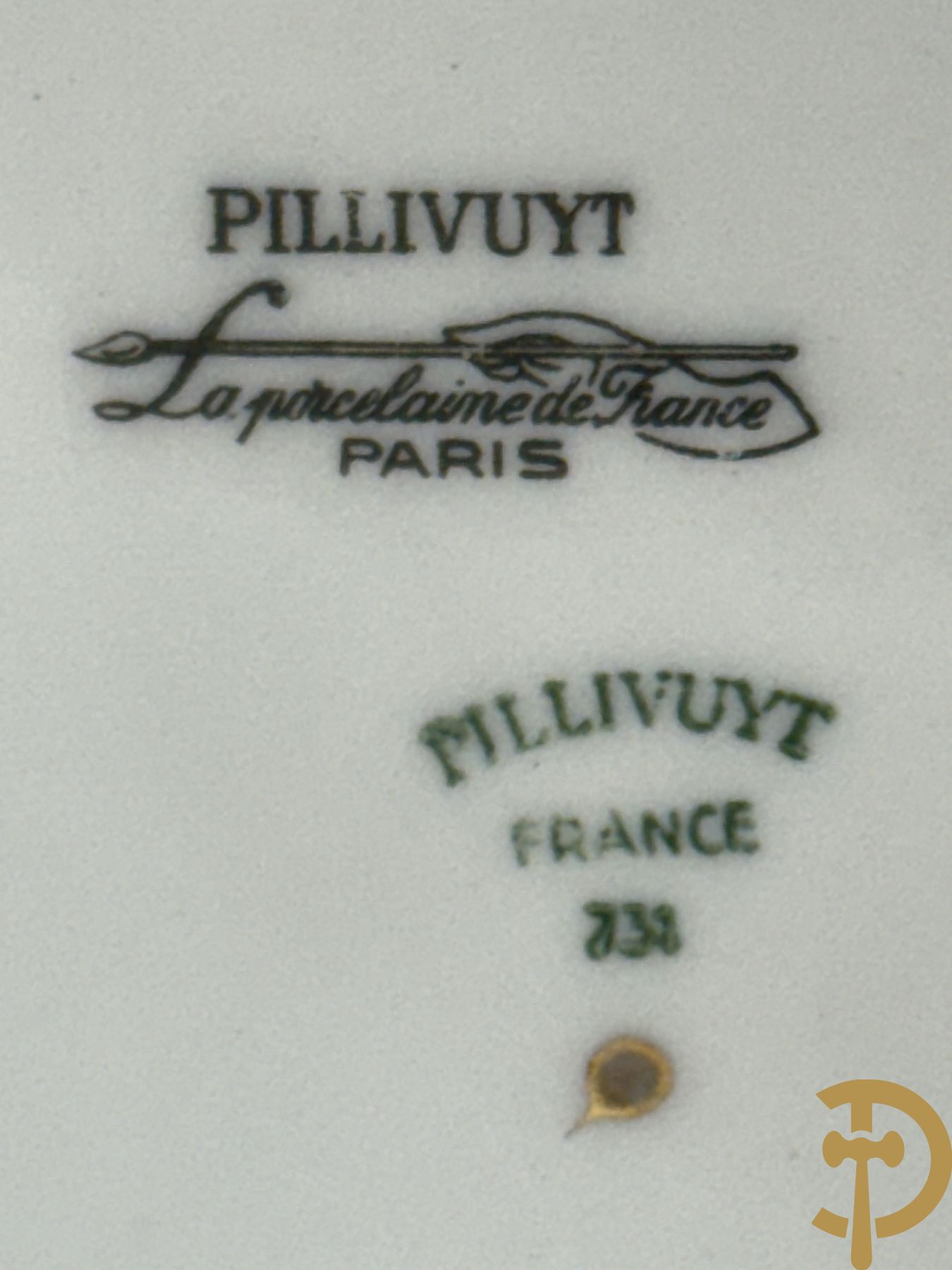 Paar porseleinen cachepots met bloemen en verguld decor, gemerkt Pillivuyt La porcelaine de la France