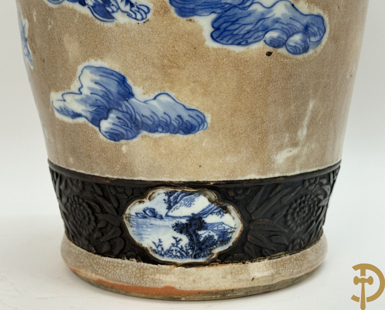 Antieke Chinese Nankin vaas met decor van wijsgeren, onderaan bezet met hert en bovenaan met pioenrozen