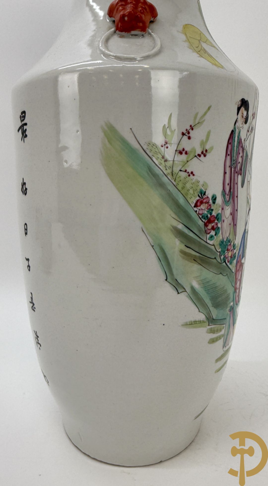 Twee rolvazen met bloemen- en vogeldecor + dekselpotiche met vogeldecor + Chinese vaas met decor van dames en kinderen