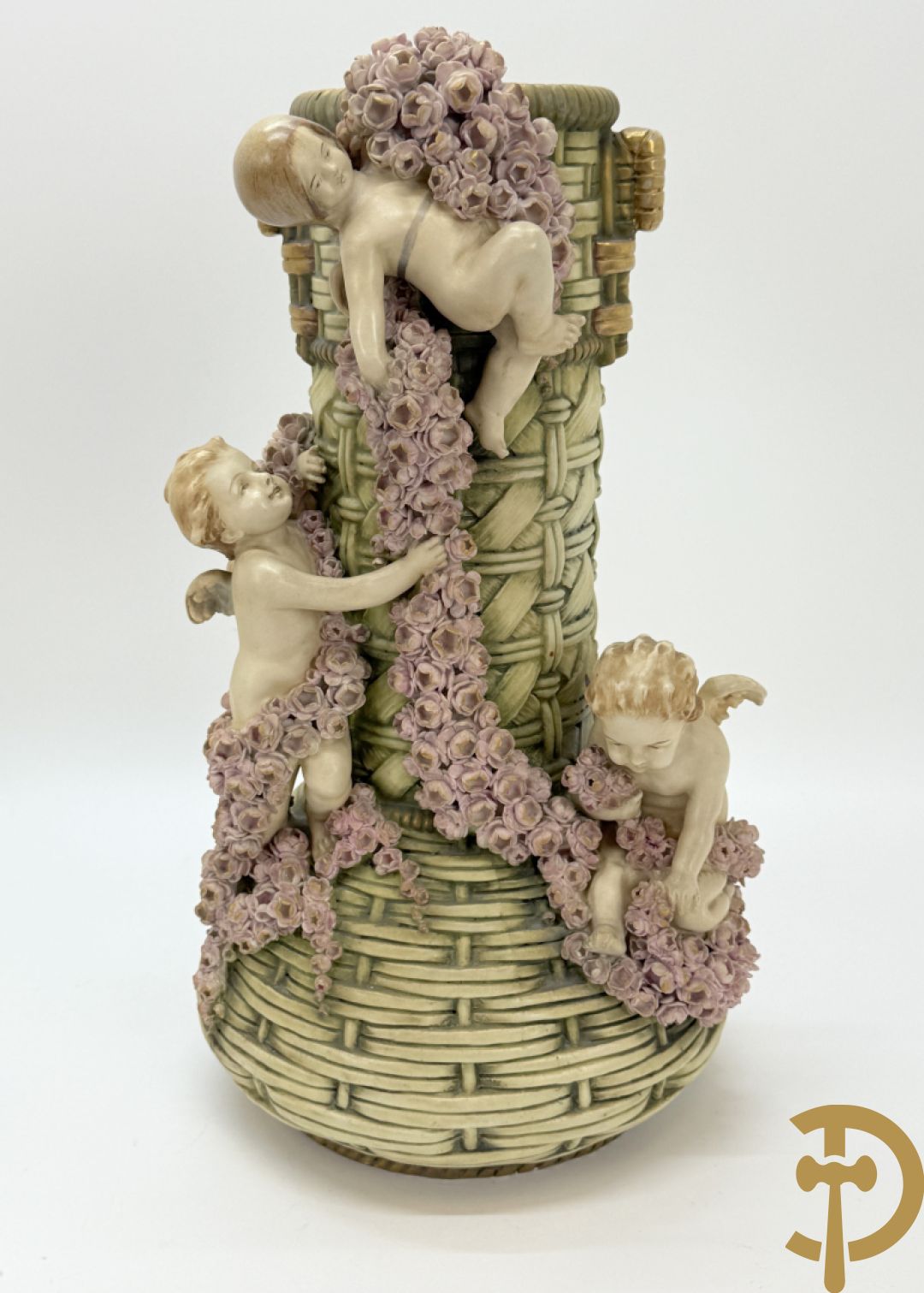 Paar meerkleurige faience vazen,  Austria gemerkt, met cupido