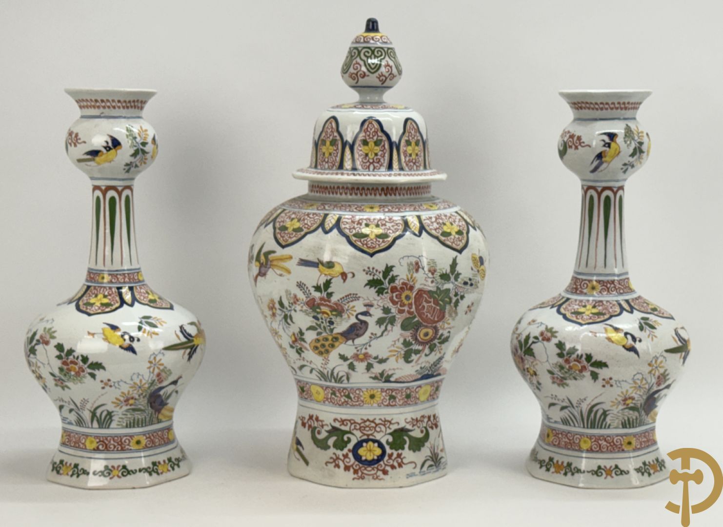 Driestel in polychrome faience met decor van vogels en bloemen bestaande uit dekselpotiche geflankeerd door 2 knobbelvazen, Boch 104/5