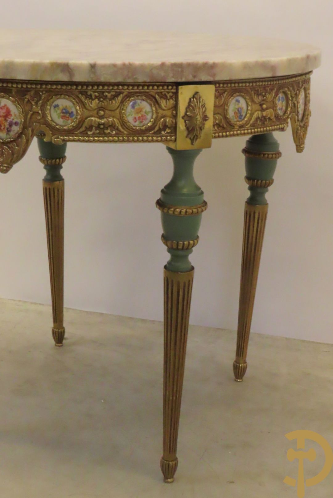 Koperen ronde bijzettafel bezet met porseleinen plakkettes