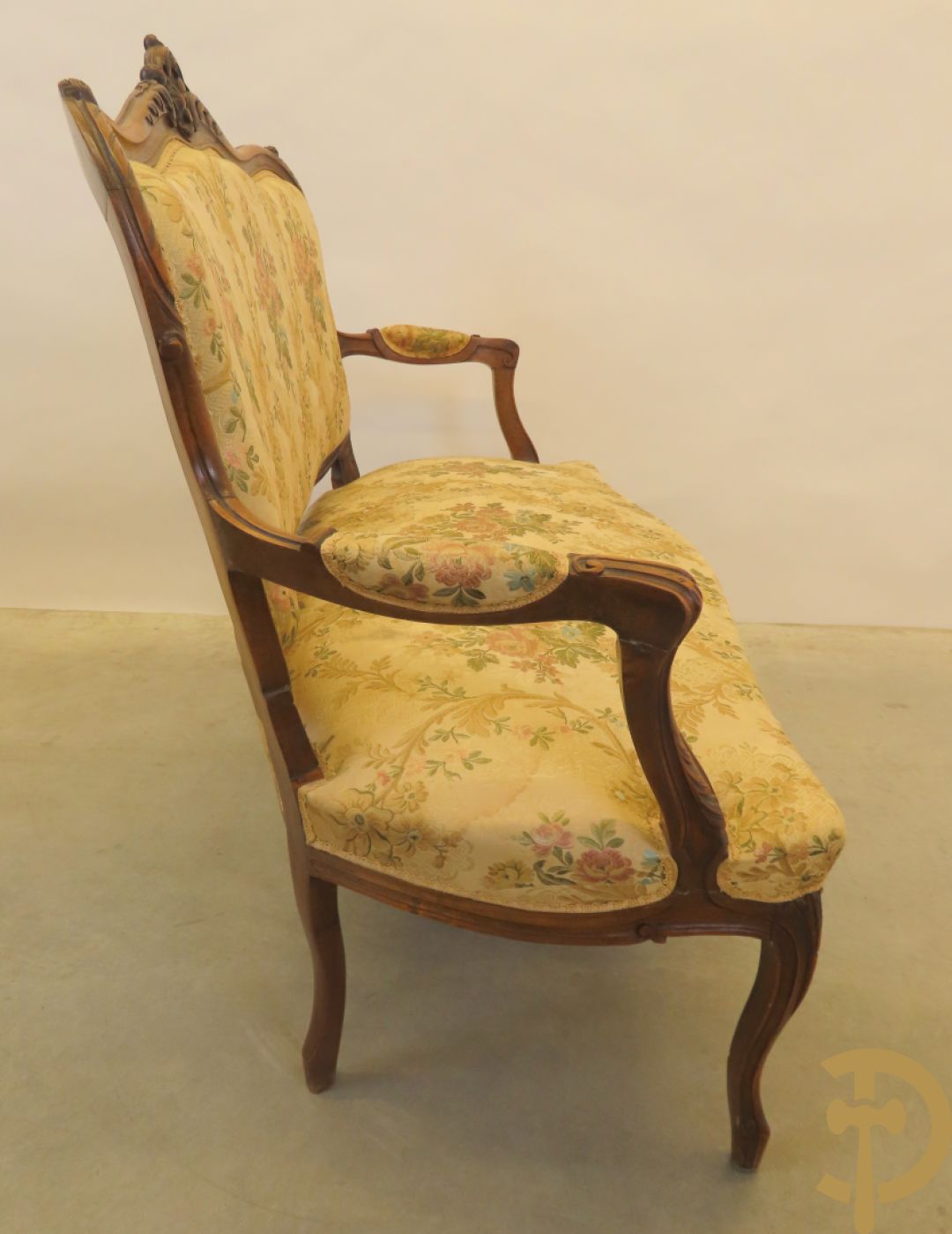 Vijfdelig Louis XV salonensemble in beuk bestaande uit tweezit, 2 armzetels en 2 stoelen