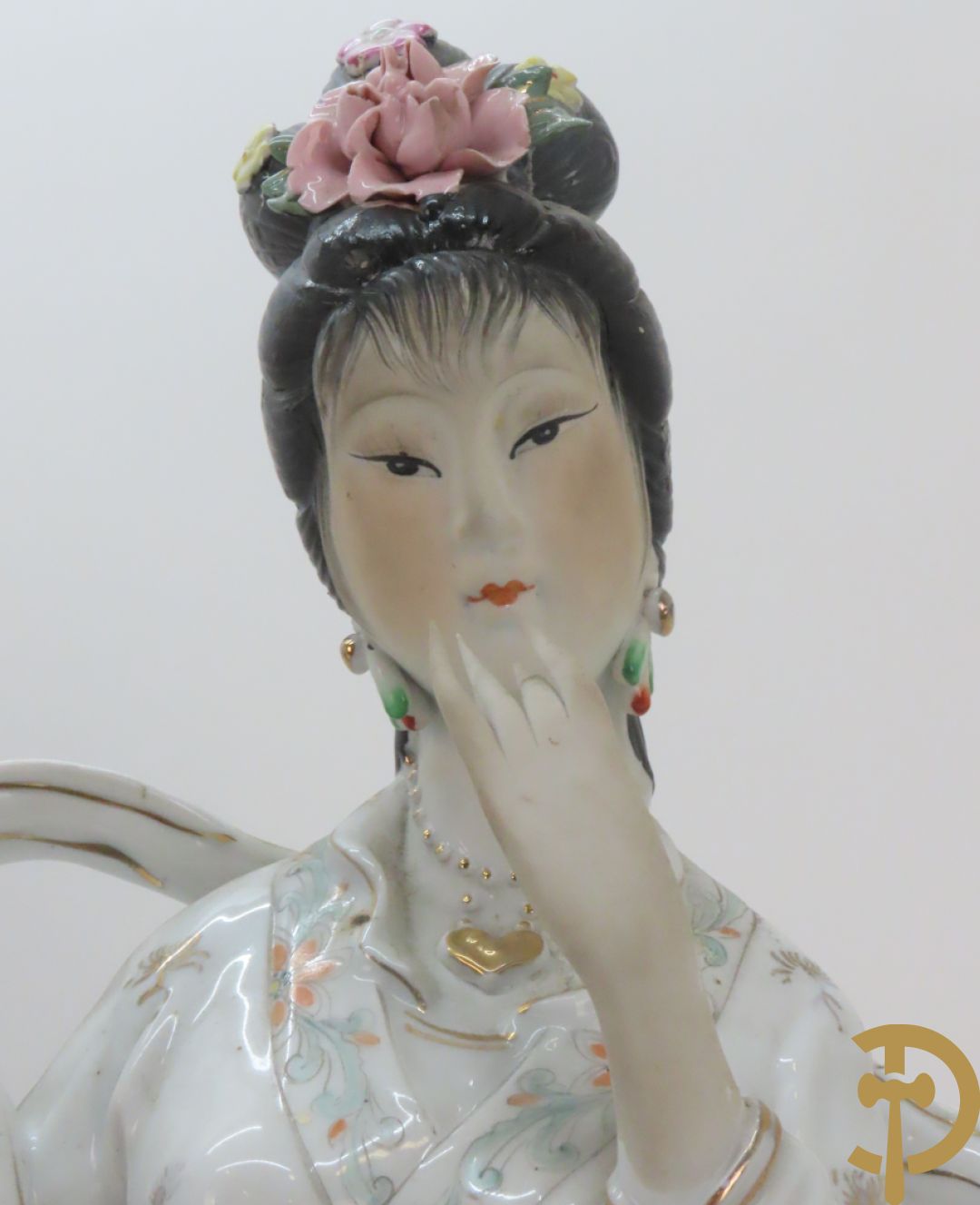 Chinese porseleinen geisha dame tussen de bloemen