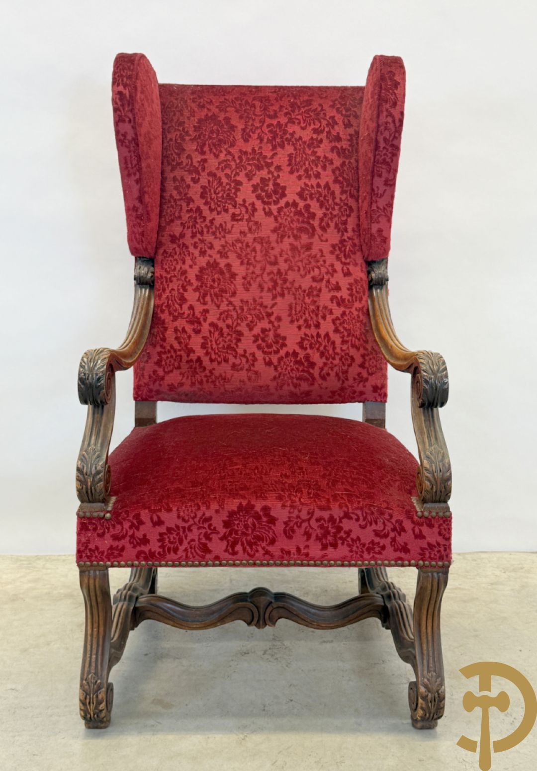Paar armzetels met voluutvormige armleuningen, bordeaux stof, gesculpteerd met accanthusranken + Armzetel met bordeaux stof, vollutvormige armleunungen en gesculpteerd met accanthusranken