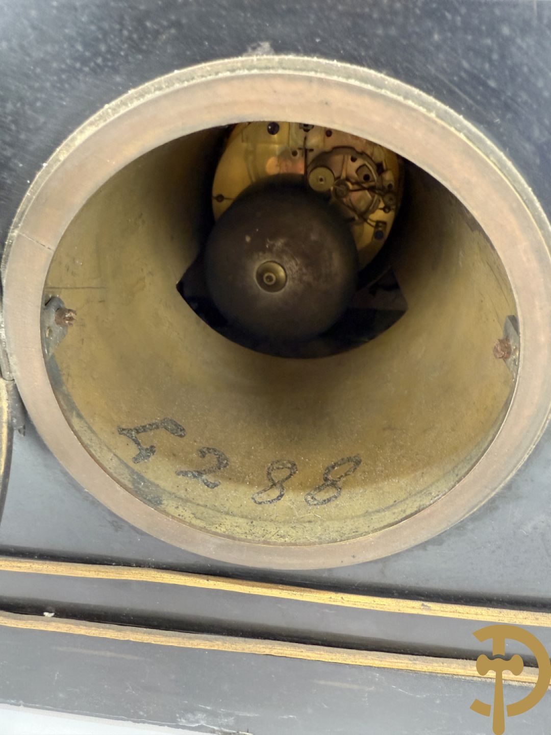 CLODION getekend - Paar elegante bronzen dames met tambour en fruit, geflankeerde door jonge faune, op marmeren klokstel - opgebouwd als garnituur met 2 kandelaars met bronzen kindjes dragende een toorts met bloemen en kaarsen