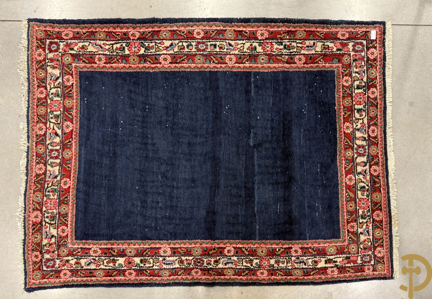 Drie oosterse handgeknoopte tapijten met blauwe fond