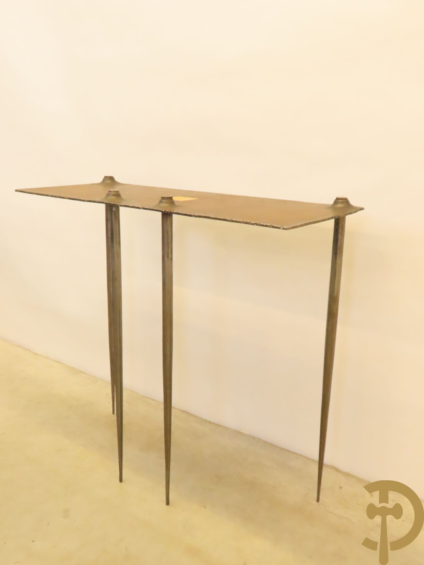 Brutalistische smeedijzeren design console Mecibah 