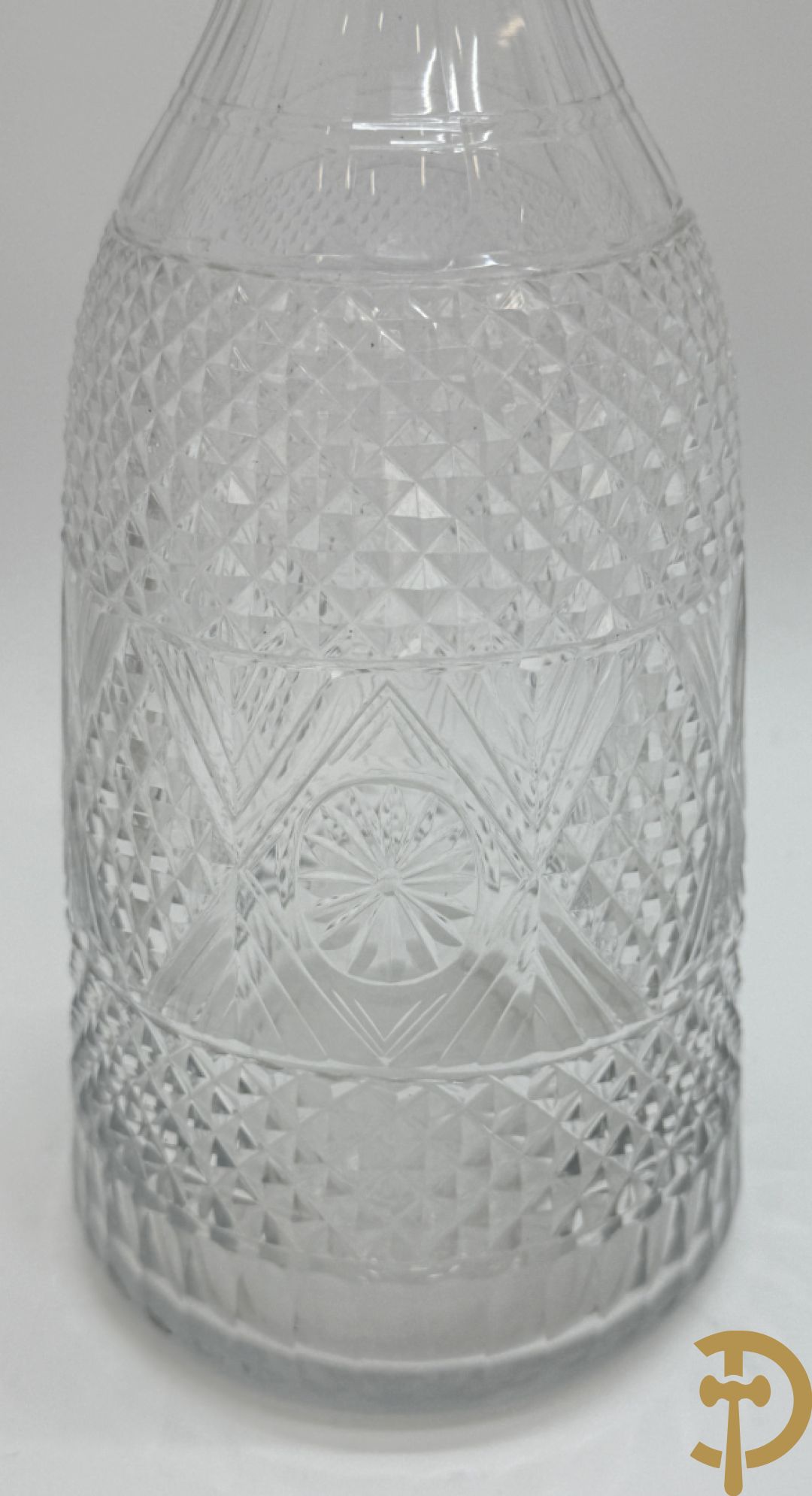 Paar diamantgeslepen karaffen + 5 andere karaffen