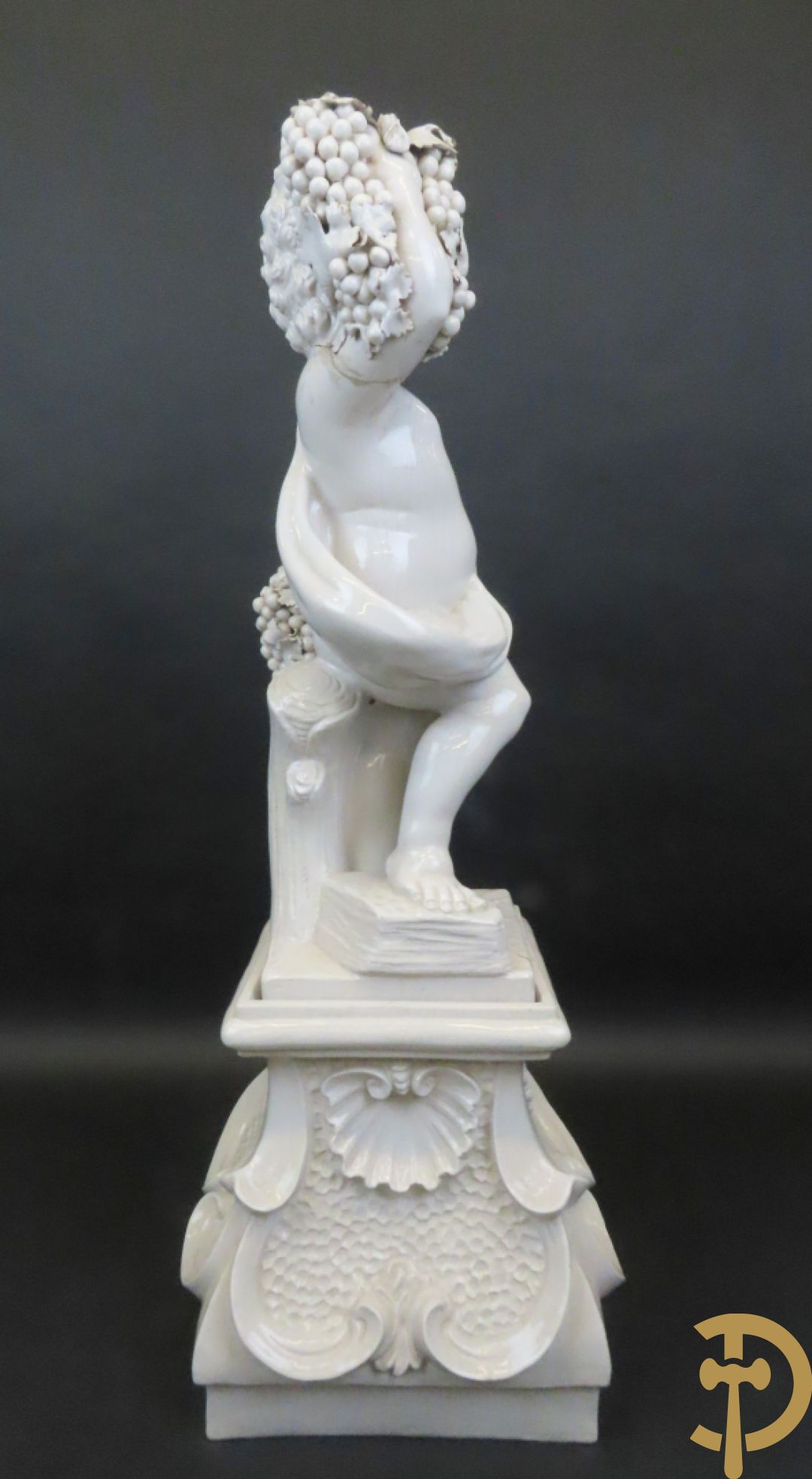 Engel met druiventrossen in Italiaanse majolica op sokkel