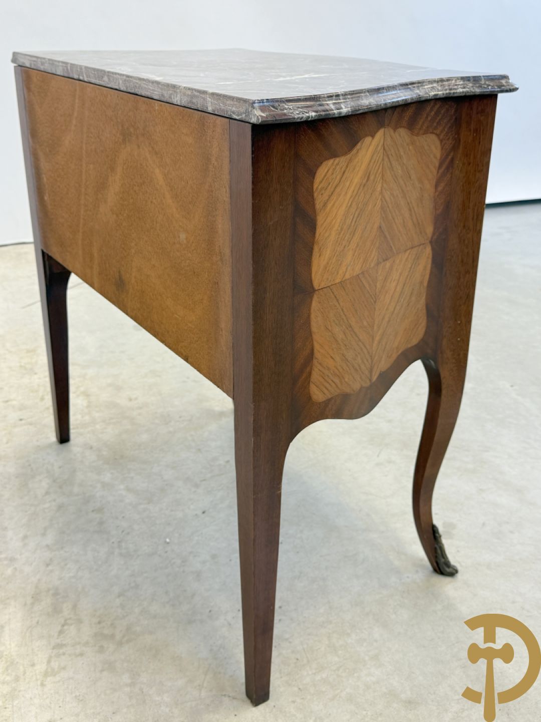 Notelaren tweeladencommode met bronsbeslag en grijs marmeren blad op voluutvormige poten